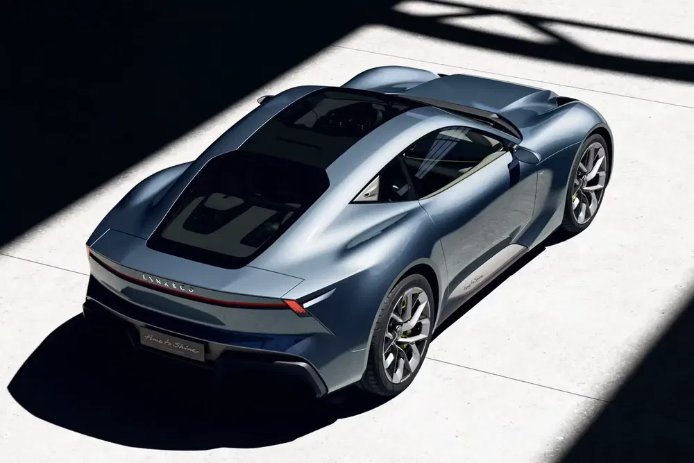 Voiture Lynk & Co concept moderne, gris métallisé, design aérodynamique, lumière naturelle contrastée.