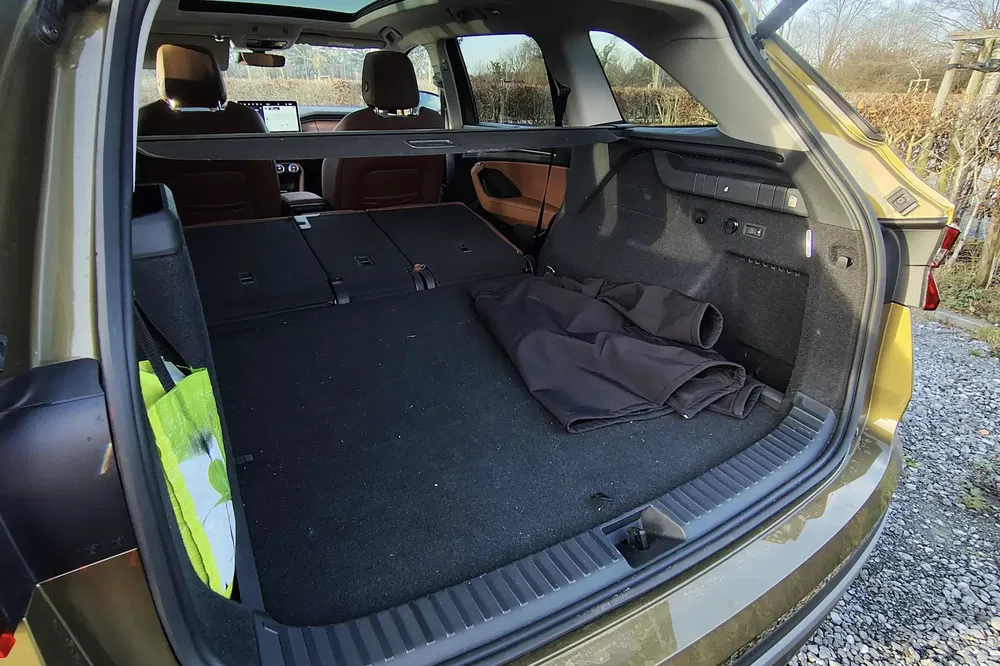Coffre spacieux d'un SUV avec sièges arrière rabattus, idéal pour les voyages en famille.