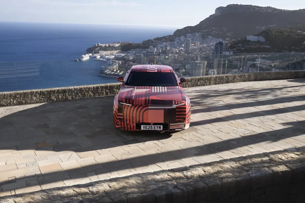 Prototypage Rolls-Royce surplombant la mer à Monaco, camouflé en rouge et noir.