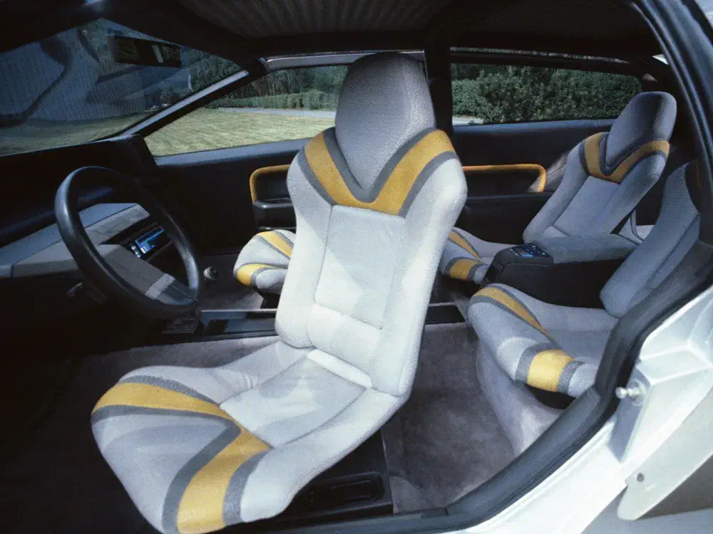 Intérieur moderne d'une voiture concept, sièges avant avec motifs jaunes et gris distinctifs.