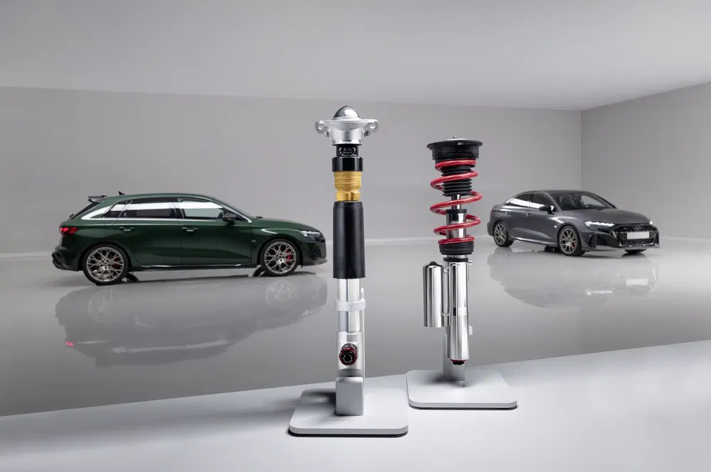 Deux voitures Audi RS en arrière-plan avec suspensions KW en premier plan.