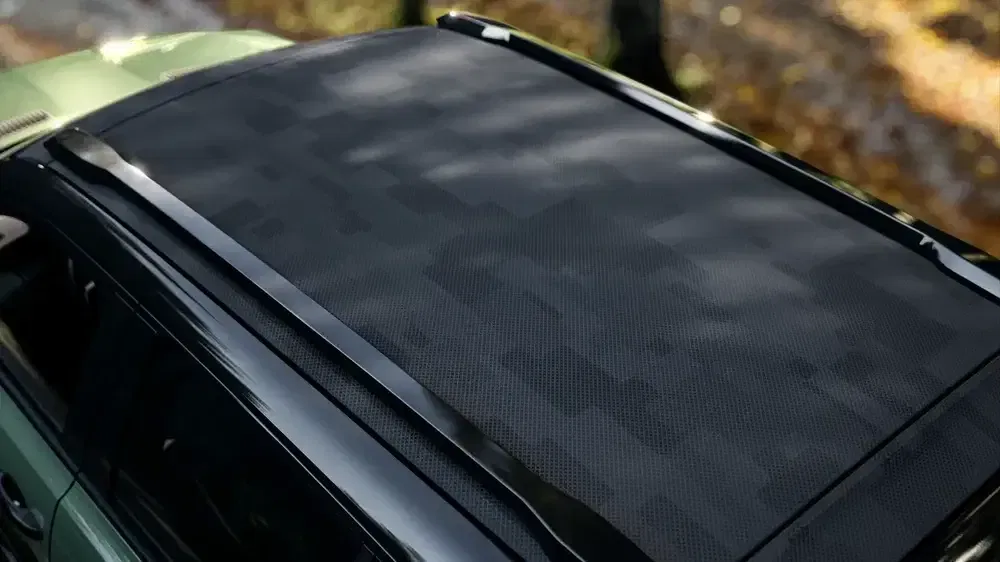 {"fr":"Vue du toit panoramique du Toyota FJ Cruiser en motif pixelé noir mat.","nl":"Zicht op panoramisch dak van Toyota FJ Cruiser met matzwart pixelpatroon."}