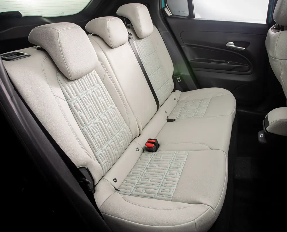 Beige lederen achterbank van Fiat, modern en ruim interieur ontwerp.