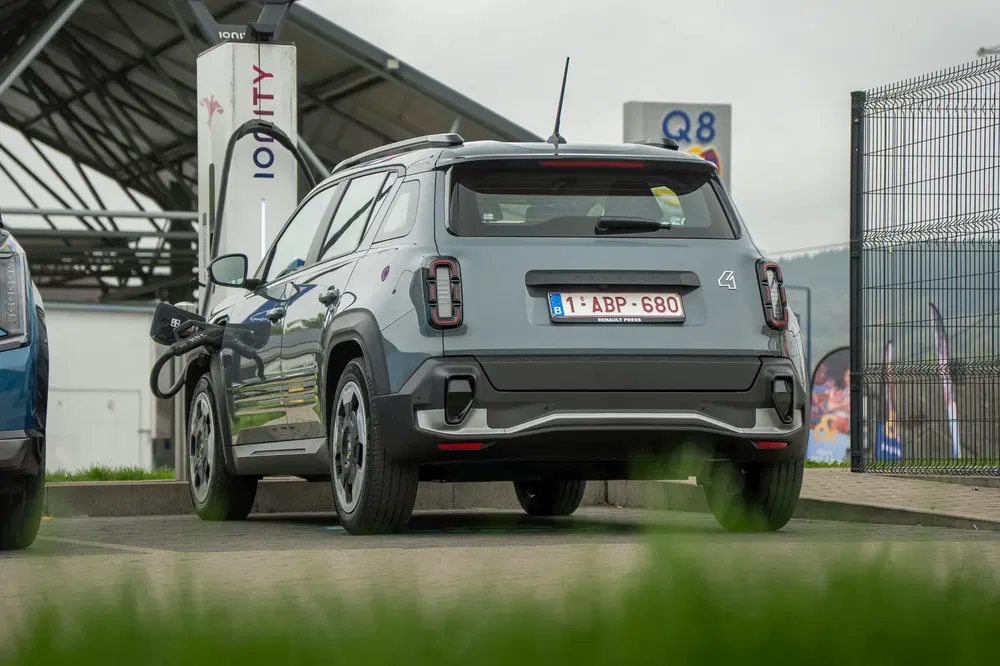 Elektrische SUV laadt op bij een Ionity-laadstation onder een bewolkte hemel.