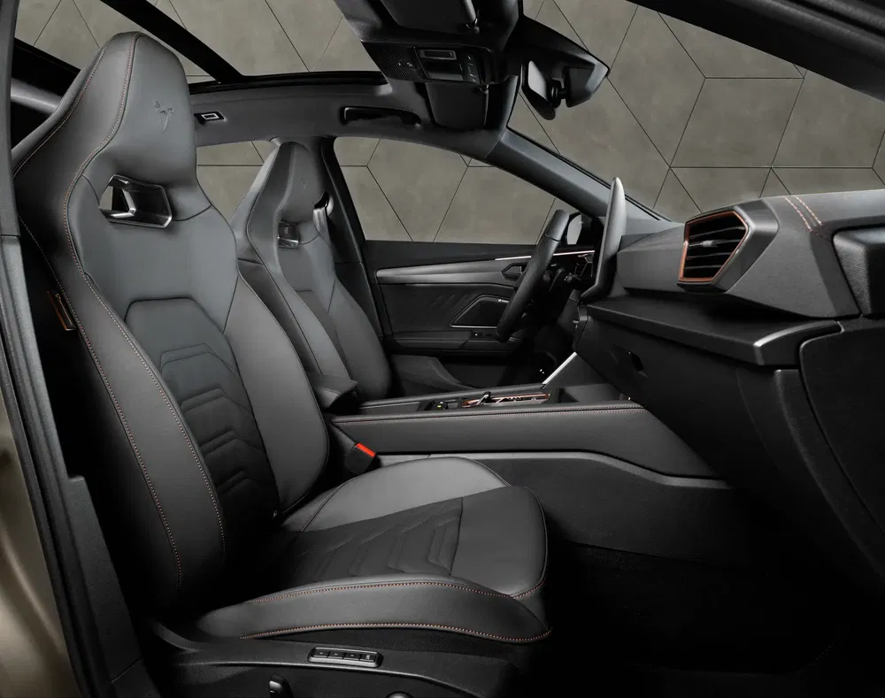 Intérieur spacieux et moderne d'une Cupra Formentor avec sièges en cuir et tableau de bord haut de gamme.