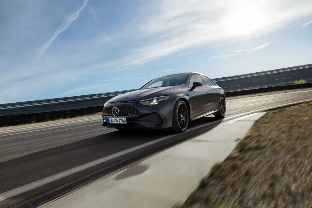 Mercedes-Benz AMG op het circuit, dynamische prestaties in bocht.