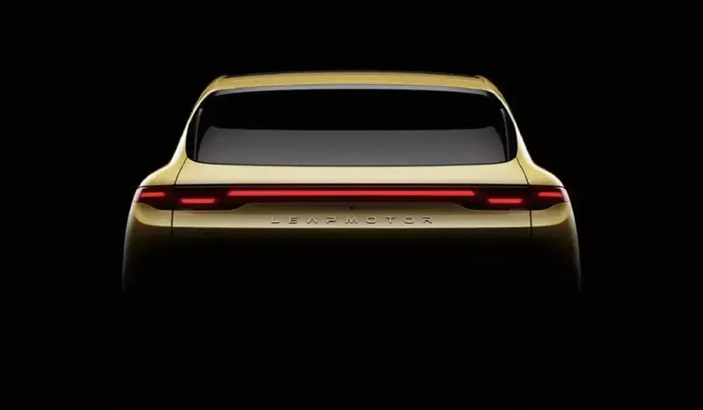 Achteraanzicht van een gouden Leap Motor auto met stijlvolle rode LED-achterlichten.