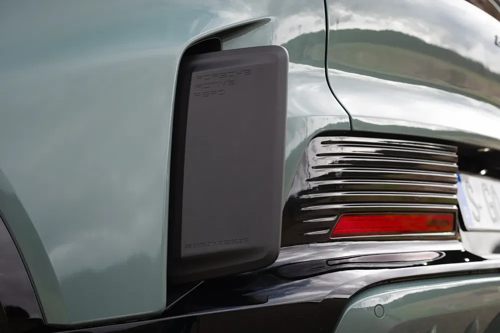 Détail arrière du Porsche Taycan, montrant le boîtier de charge et les feux arrière distinctifs.