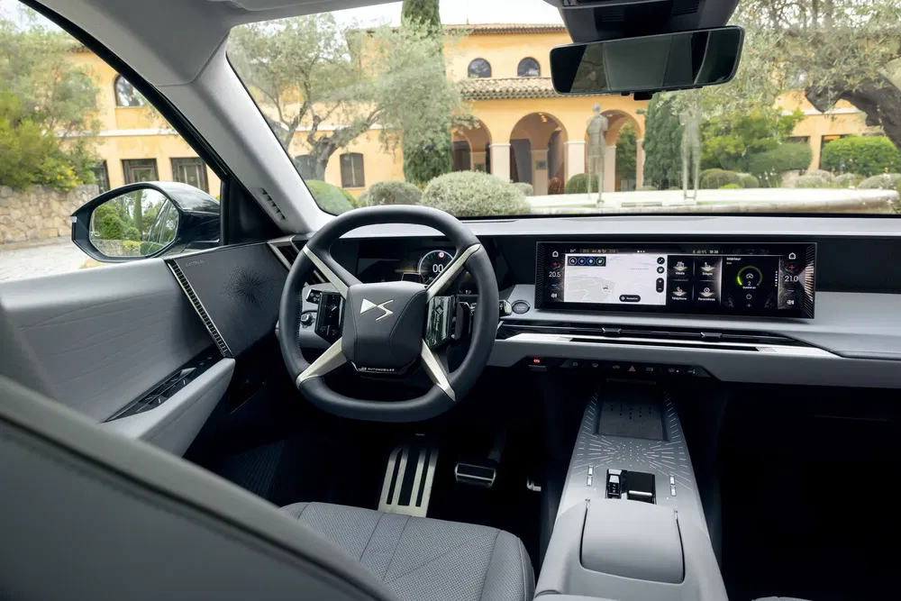 Moderne interieur van DS Automobiles met uniek stuur en geavanceerd touchscreen.