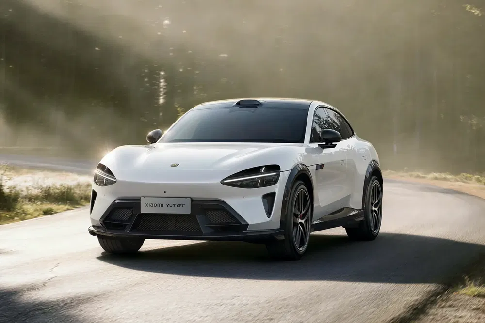 Voiture électrique Xiaomi MS11 blanche sur route sinueuse, design élégant et moderne.
