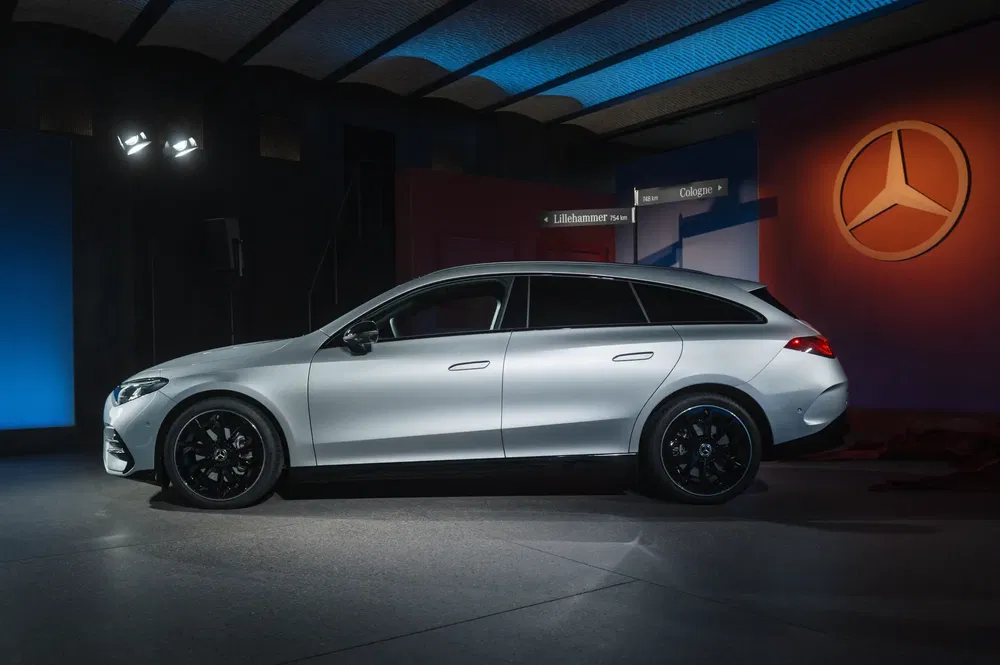 Zilveren Mercedes CLA Shooting Brake onder moderne binnenverlichting.