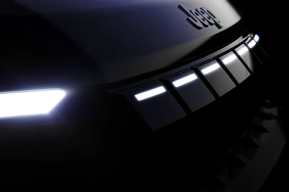 {"fr":"Calandre signature illuminée du Jeep haut de gamme en design moderne et élégant.","nl":"Verlichte kenmerkende grille van de high-end Jeep in modern en stijlvol ontwerp."}