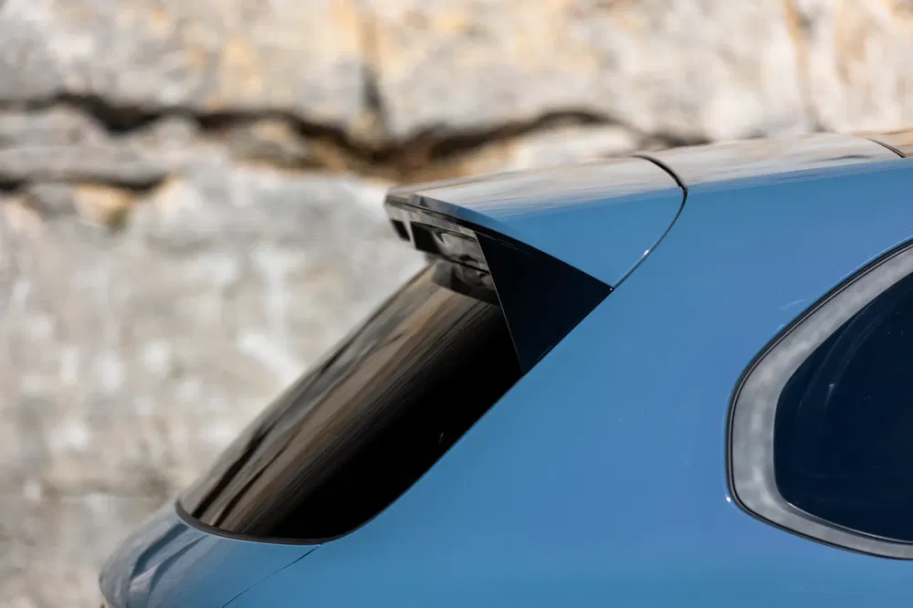 Aileron de toit bleu sur une voiture électrique, design élégant et moderne.