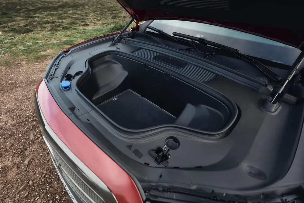 Voorkoffer van een elektrische auto met geopende motorkap, ruime opbergruimte.