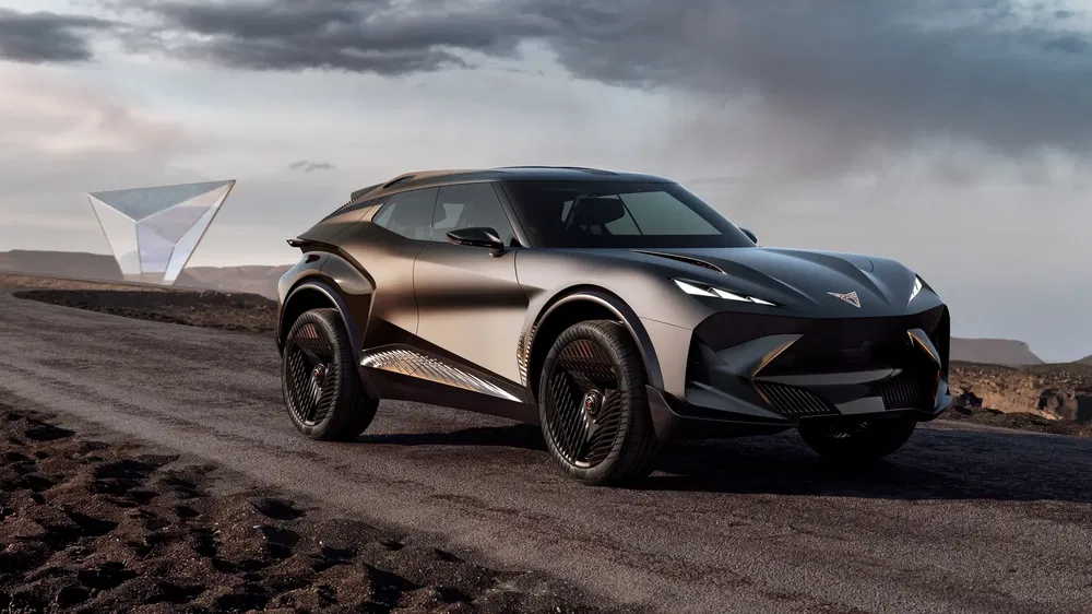 Concept-car électrique Cupra DarkRebel sur route désertique avec design futuriste audacieux.