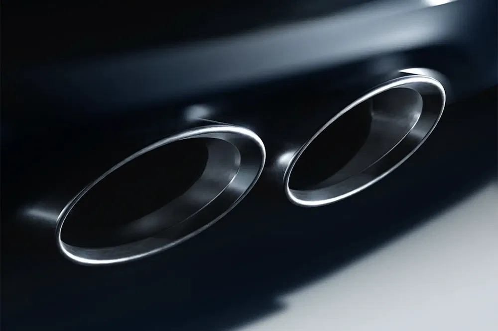 {"fr":"Gros plan sur deux embouts d'échappement chromés d'une voiture de sport.","nl":"Close-up van twee chromen uitlaatpijpen van een sportwagen."}