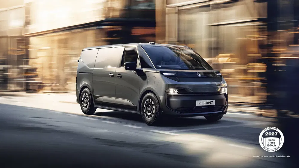 Renault E-Tech électrique 2027 roulant en ville, design moderne et performance optimale.