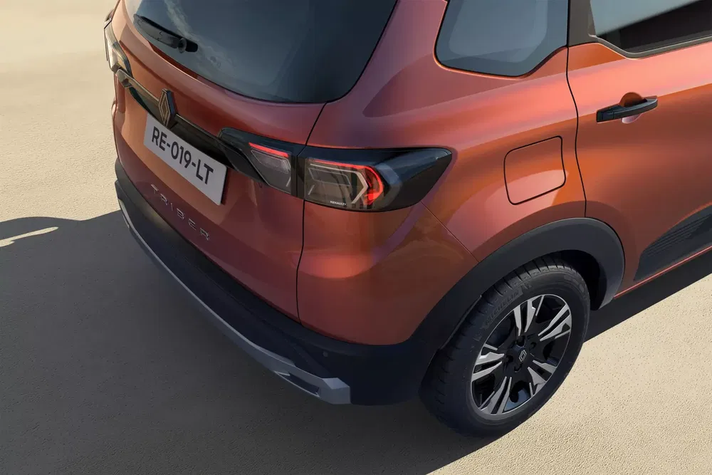 Vue arrière du Renault Dacia Jogger orange sur une surface ensoleillée.