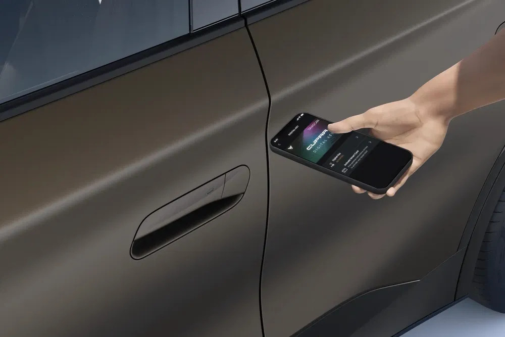 Utilisation d'un smartphone pour déverrouiller une voiture moderne, technologie d'entrée sans clé.