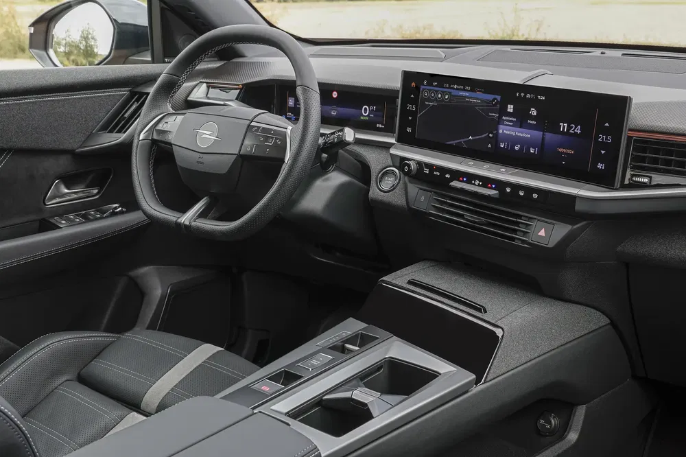 Intérieur moderne de l'Opel Astra avec tableau de bord numérique et volant élégant.