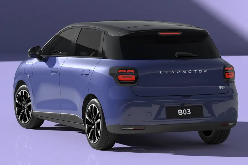 Voiture électrique Leapmotor B03 moderne, bleu, design arrière futuriste, fond violet.