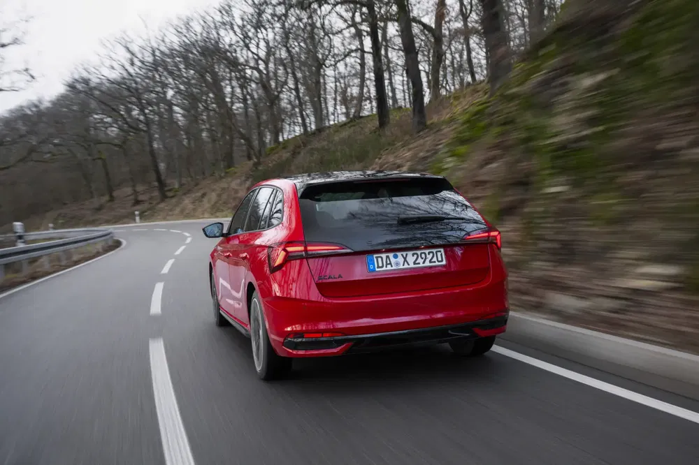 Skoda Scala Monte Carlo 2024 rouge de 3/4 arrière dynamique