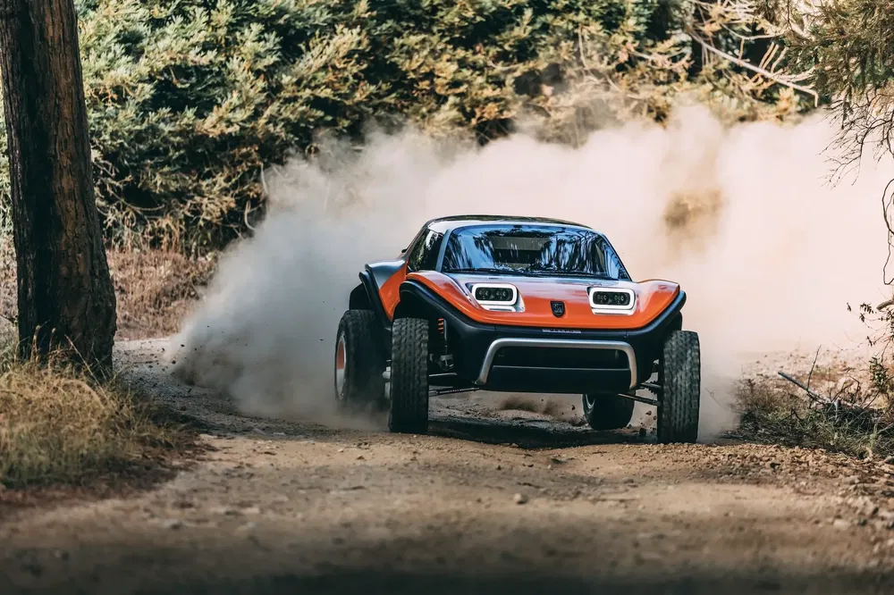 Elektrische buggy rijdt door stoffige bospaden voor offroadavontuur.
