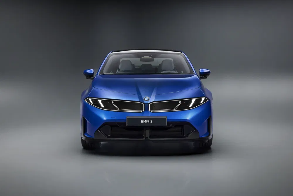 Blauwe BMW i3, vooraanzicht voor moderne grijze achtergrond.