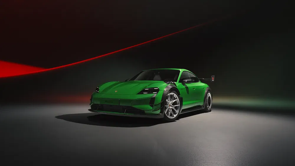 Porsche Taycan verte sous éclairage dramatique, mise en valeur sport et élégance.