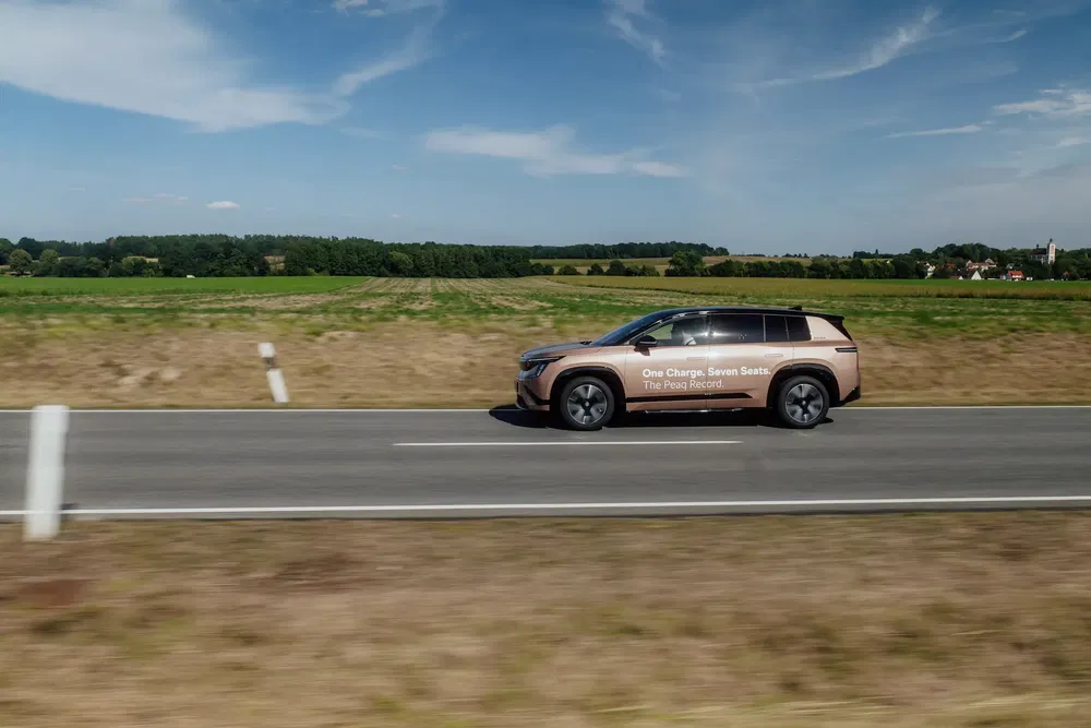 SUV électrique Li Auto L9 beige sur route, écritures sur le côté, paysage rural.