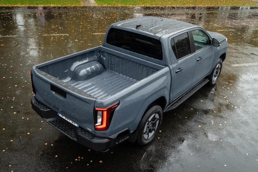 Toyota Tundra gris sous la pluie, vue de dessus, sur parking mouillé.