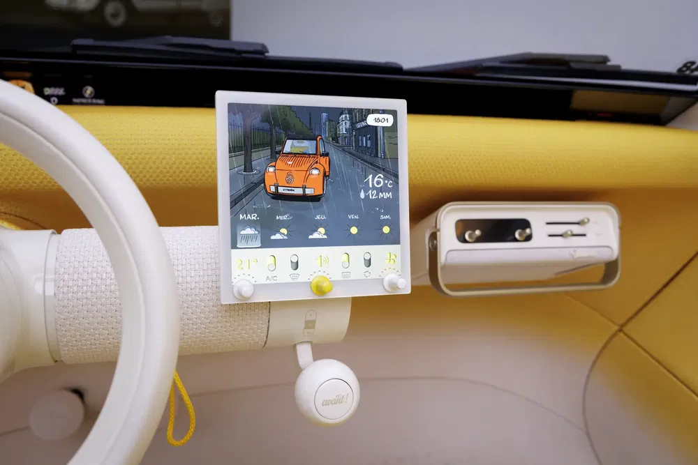 Intérieur de la Citroën Oli avec écran de contrôle moderne et volant blanc distinctif.
