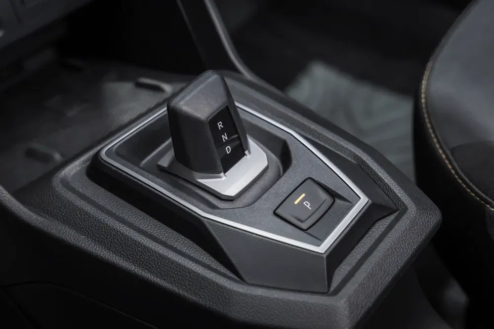 Moderne automatische versnellingspook met knoppen P, R, N, D in een auto-interieur.
