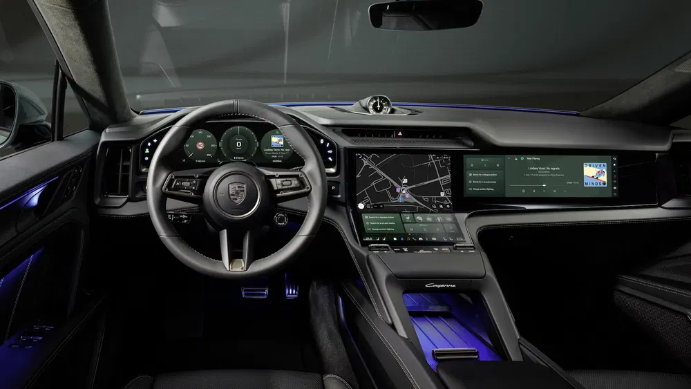 {"fr":"Intérieur moderne de la Porsche Cayenne avec tableau de bord numérique et éclairage d'ambiance LED.","nl":"Moderne interieur van de Porsche Cayenne met digitaal dashboard en LED-ambianceverlichting."}