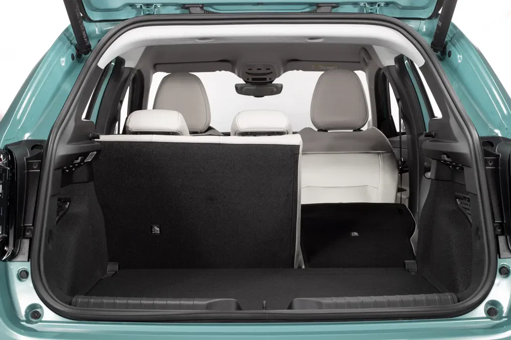 Ruime kofferbak van een Fiat Panda 4x4 in meerdere kleuren, deels neergeklapte achterstoelen.