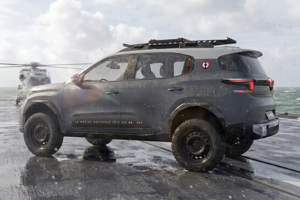 {"fr":"SUV militaire sur un porte-avions avec hélicoptère en arrière-plan, en mer agitée.","nl":"Militaire SUV op vliegdekschip met helikopter op de achtergrond, bij ruwe zee."}