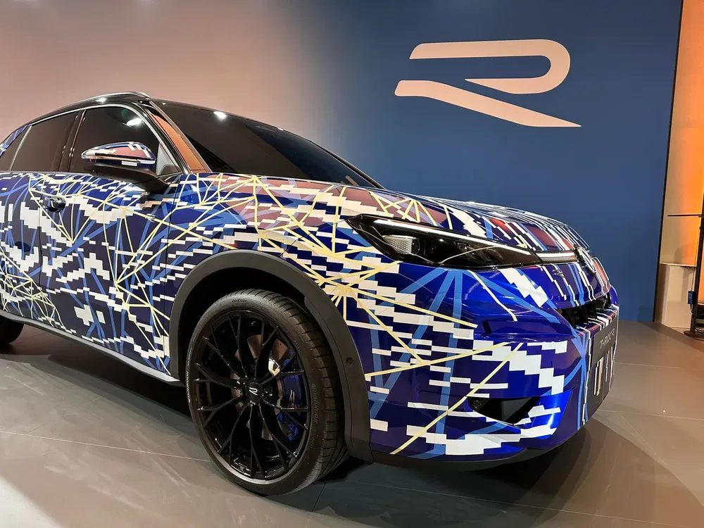 Peugeot e-3008 camouflage, elektrische crossover met futuristisch ontwerp en dynamische graphics.