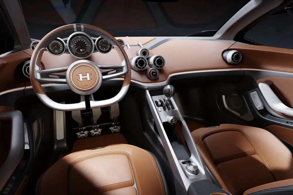 Intérieur de voiture luxueux avec tableau de bord en cuir brun et volant moderne.