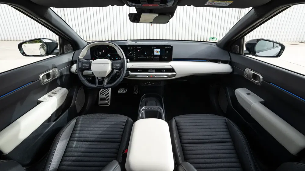Moderne interieur van een Hyundai Ioniq 5 met centraal touchscreen en zwarte leren stoelen.