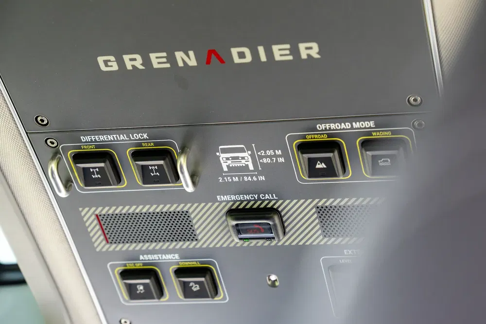 Dashboard van een Ineos Grenadier met differentieelslot- en off-roadmodusknoppen.