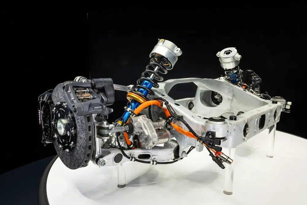 Suspension arrière de voiture hautes performances avec amortisseur et disque de frein moderne.