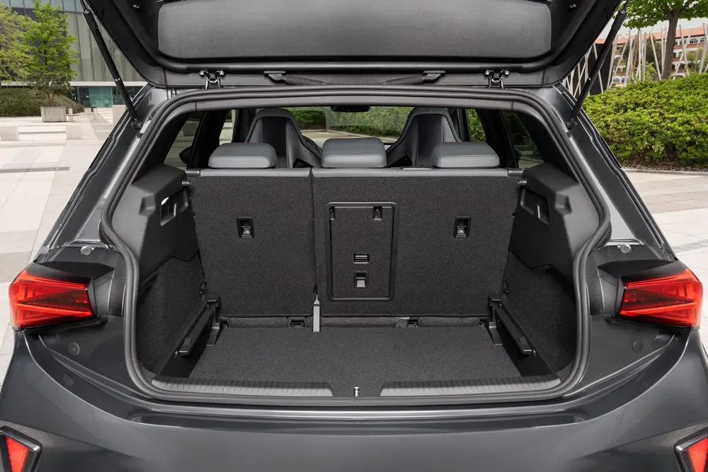 Coffre spacieux d'un SUV moderne avec sièges rabattables, idéal pour le chargement volumineux.