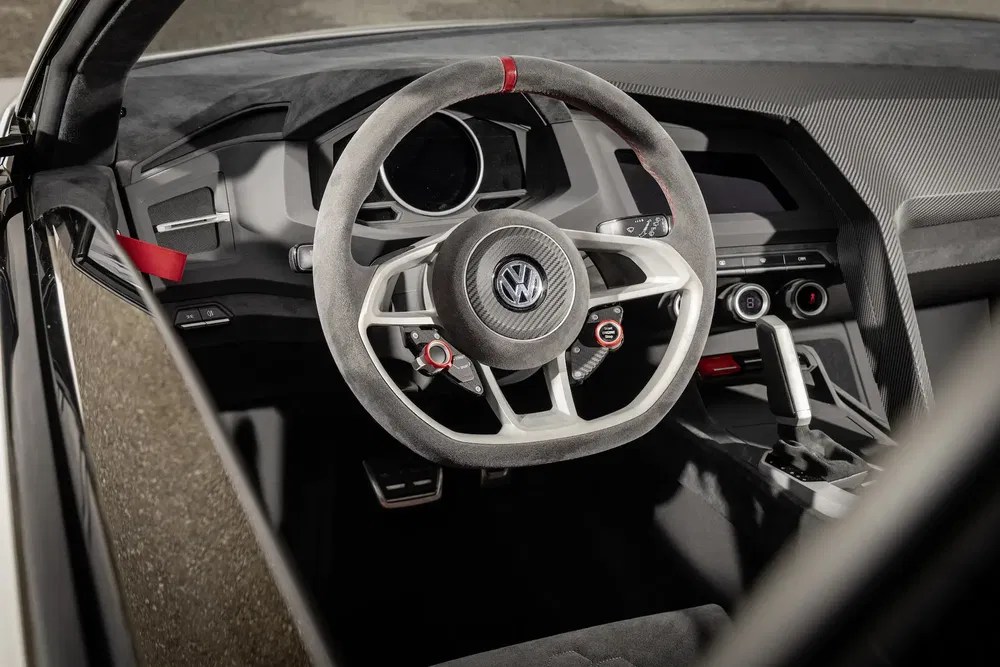 Intérieur de voiture de sport Volkswagen avec volant en daim et tableau de bord moderne.
