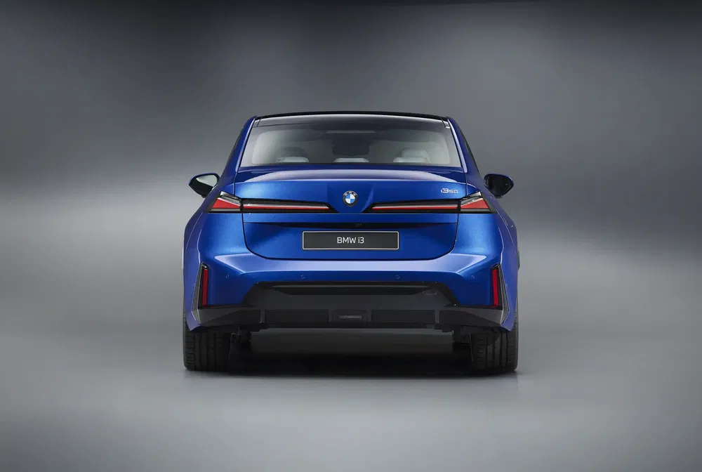 Achteraanzicht van de blauwe BMW i3, modern en stijlvol ontwerp.