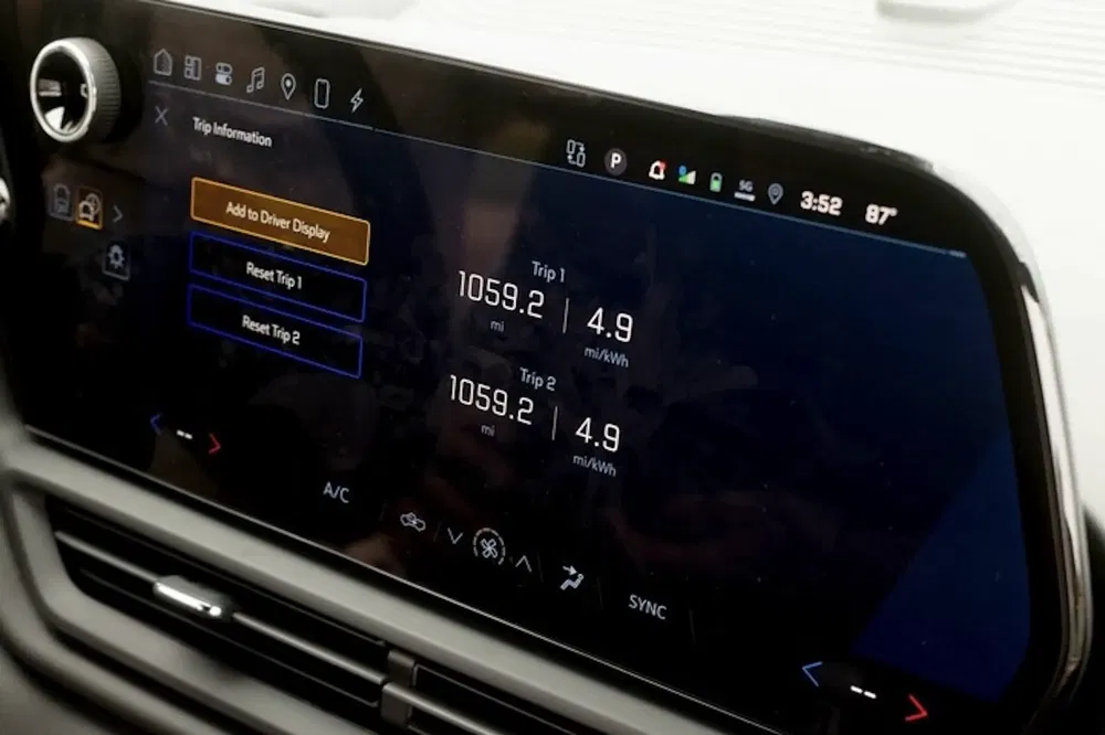 Hyundai elektrische voertuig touchscreen met ritinformatie en energie-efficiëntie.
