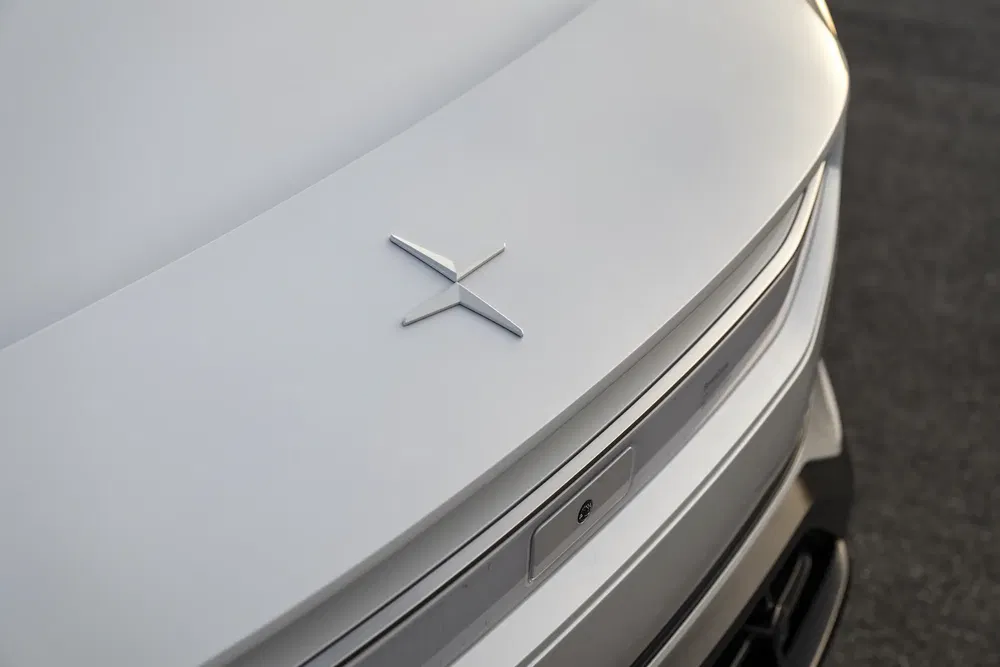 Logo Polestar 2 sur un capot blanc, véhicule électrique moderne et élégant.