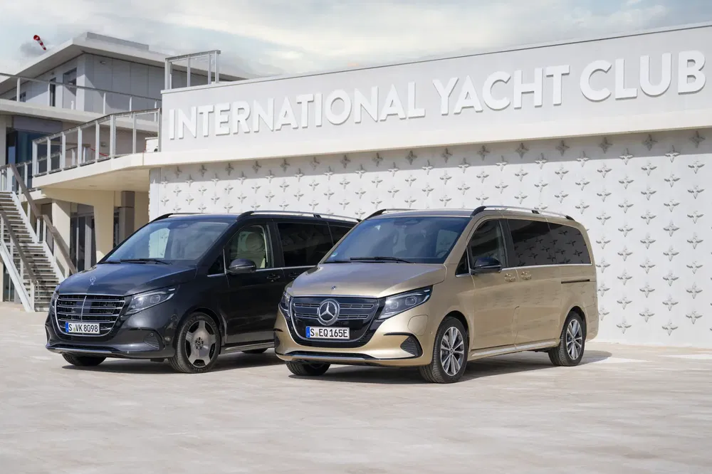 Mercedes V-Klasse bij internationale jachtclub, luxe en moderne elegantie.