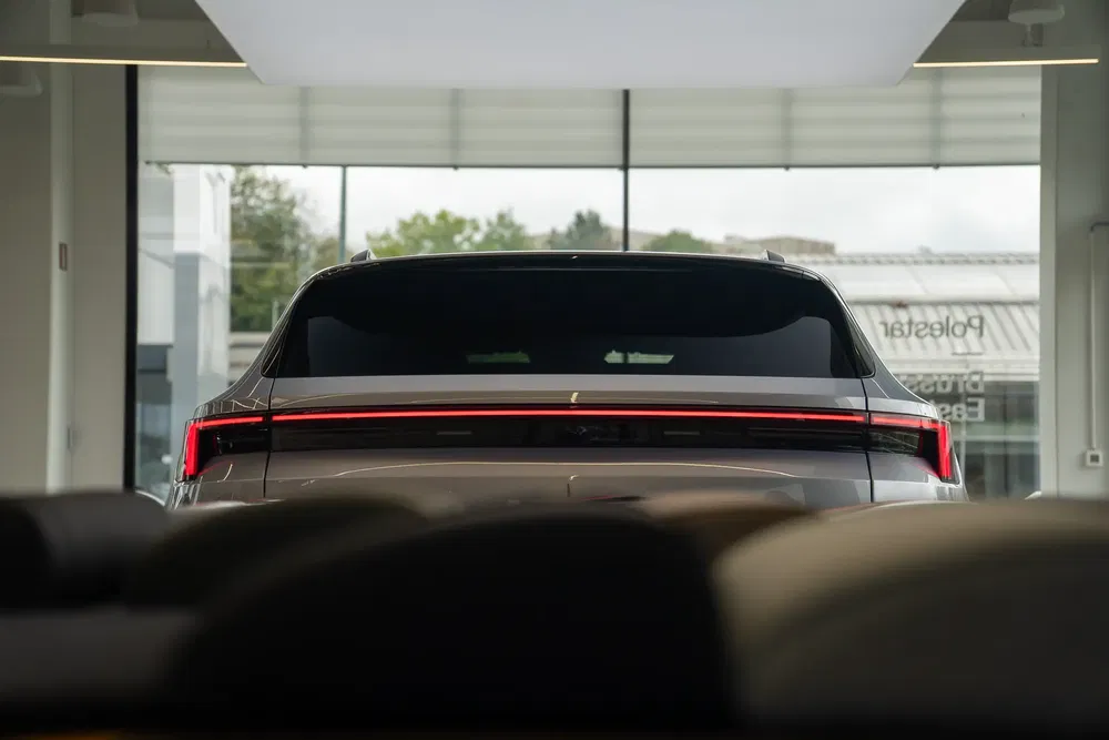 Vue arrière d'une Polestar 3 dans un showroom moderne, mettant en évidence ses feux arrière LED.