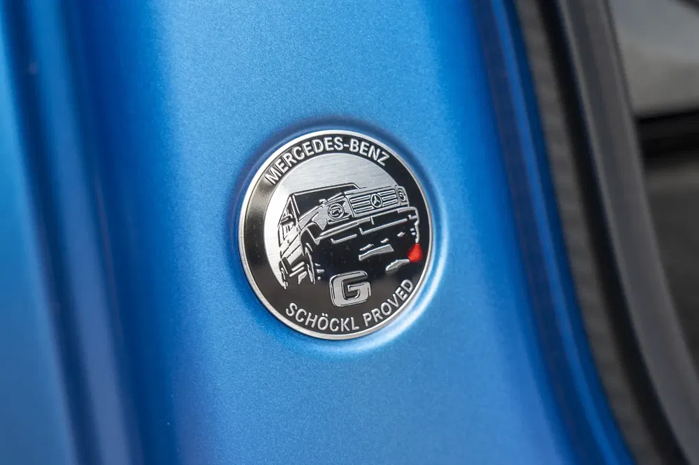 Badge Mercedes-Benz Schöckl Proved sur carrosserie bleue de modèle Classe G.