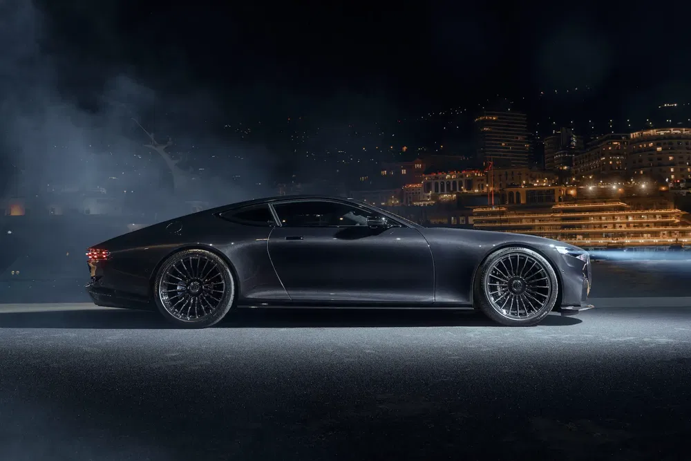 Mercedes-Benz AMG GT coupé noir élégant contre un fond nocturne urbain et lumineux.